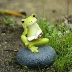 Resin Little Frog Who Loves Reading